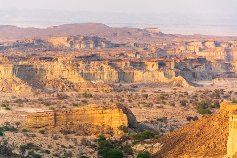 table-top-flat-top-mountains-chabahar-sunset-baluchistan-province-deep-valleys-iran_1048944-30305177
